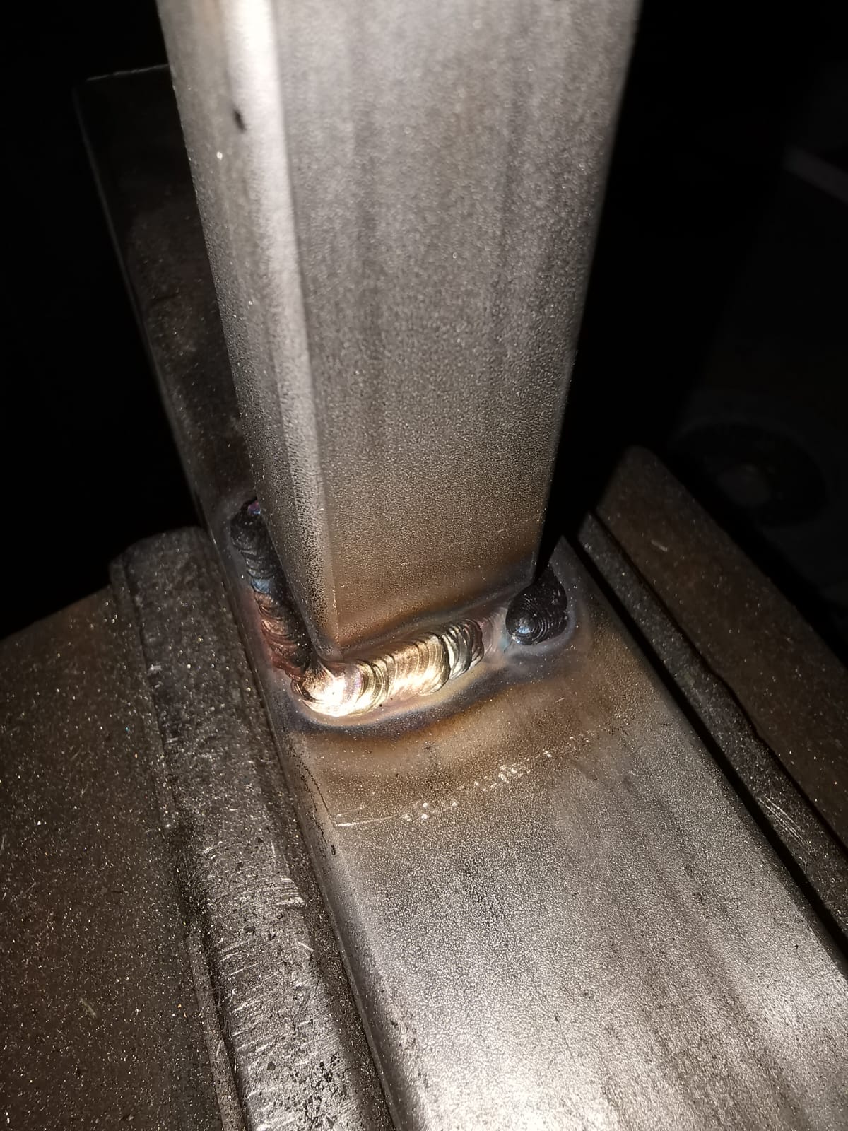 Schweißnaht Detailaufnahme einer Schweißnaht an einer Metallstruktur.